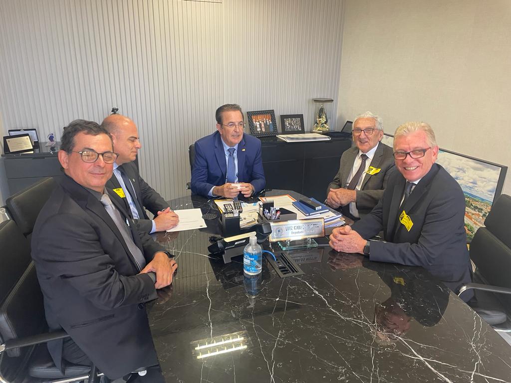 Membros do CRMV-SP/CRMV estão sentados junto com o deputado.