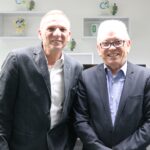 Na foto há dois homens de meia idade. Eles sorriem para a câmera posados lado a lado. Vestem terno cinza e camisa. Um deles usa óculos. Trata-se do presidente do Simdinvet e do CRMV-SP.