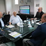 O presidente e o vice-presidente do CRMV-SP, junto aos ex-presidentes José Cezar Panetta e Jorge Antonio Chehade e o presidente do SindimVet, Robson Leporo, estão sentados em reunião, conversando assuntos da Medicina Veterinária.