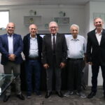 O presidente e o vice-presidente do CRMV-SP posam ao lado de dois ex-presidentes da autarquia e do presidente do SindimVet, Robson Leporo.