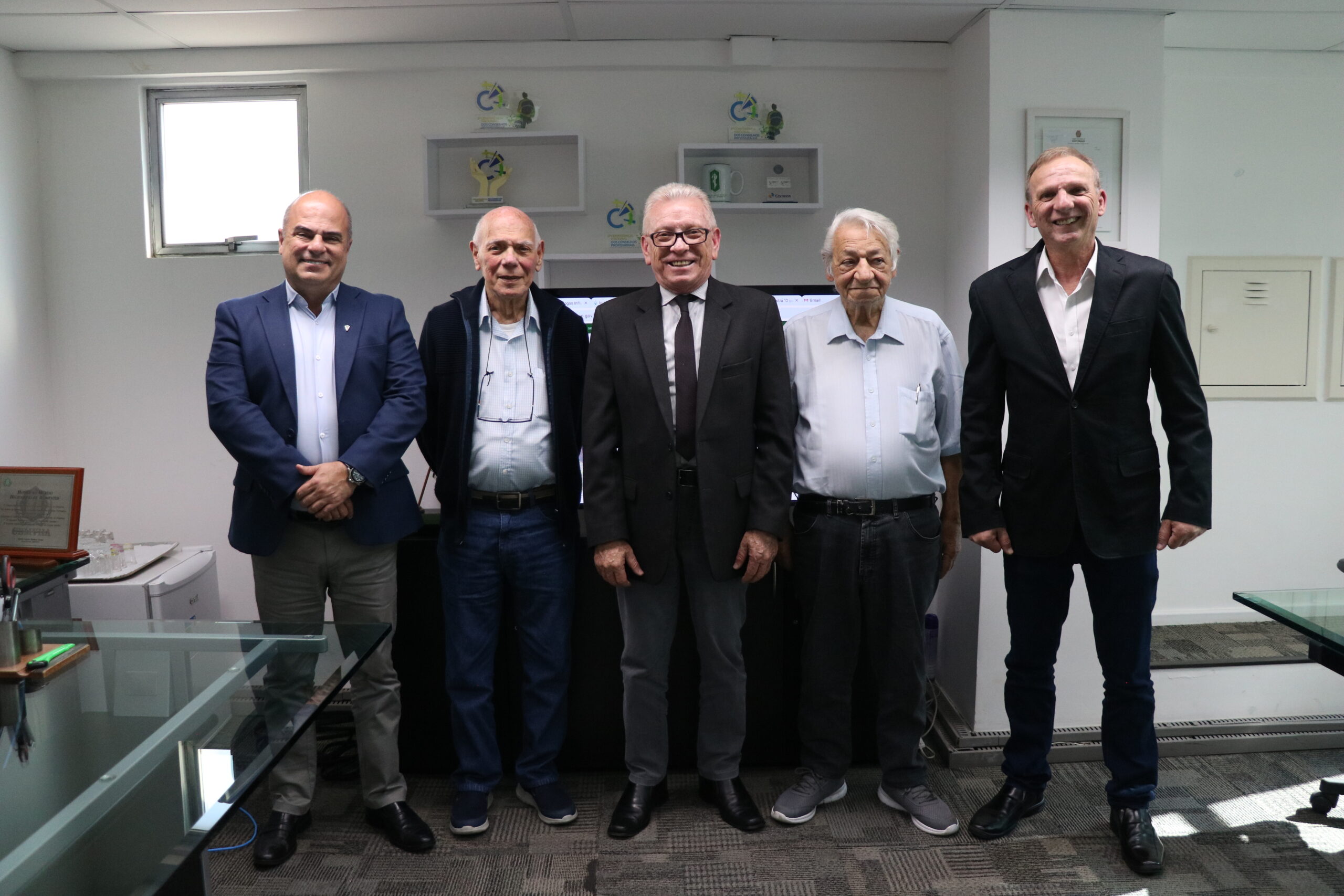 O presidente e o vice-presidente do CRMV-SP posam ao lado de dois ex-presidentes da autarquia e do presidente do SindimVet, Robson Leporo.