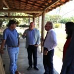 Na foto estão, da esquerda para a direita, o representante regional, Renato Murta, o diretor técnico da UC, Aluísio Marins, o vice-presidente do CRMV-SP, Fábio Manhoso, o presidente, Odemilson Donizete Mossero, a tesoureira, Rosemary Viola Bosch, e o conselheiro, Felipe Consentini.