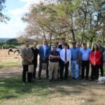 Na foto estão, da esquerda para a direita, o representante regional do CRMV-SP, Renato Murta; o presidente da Comissão Técnica de Políticas Públicas, Raphael Hamaoui; o conselheiro e presidente da Comissão de Gestão, Felipe Consentini; o professor e empresário da UC, Luis Marins; o ex-secretário de Meio Ambiente de Sorocaba, Antonio Prieto Neto; o representante regional de Campinas, Paulo Corte; o presidente do CRMV-SP, Odemilson Donizete Mossero; o diretor técnica da UC, Aluísio Marins; o integrante da Comissão Técnica de Saúde Pública Veterinária, Mario Ramos; o vice-presidente e presidente da Comissão de Educação, Fabio Manhoso; a tesoureira, Rosemary Viola Bosch; a presidente da Comissão de Equideocultura, Cláudia Sophia Leschonski; e o presidente da Comissão de Fiscalização, Otávio Diniz.