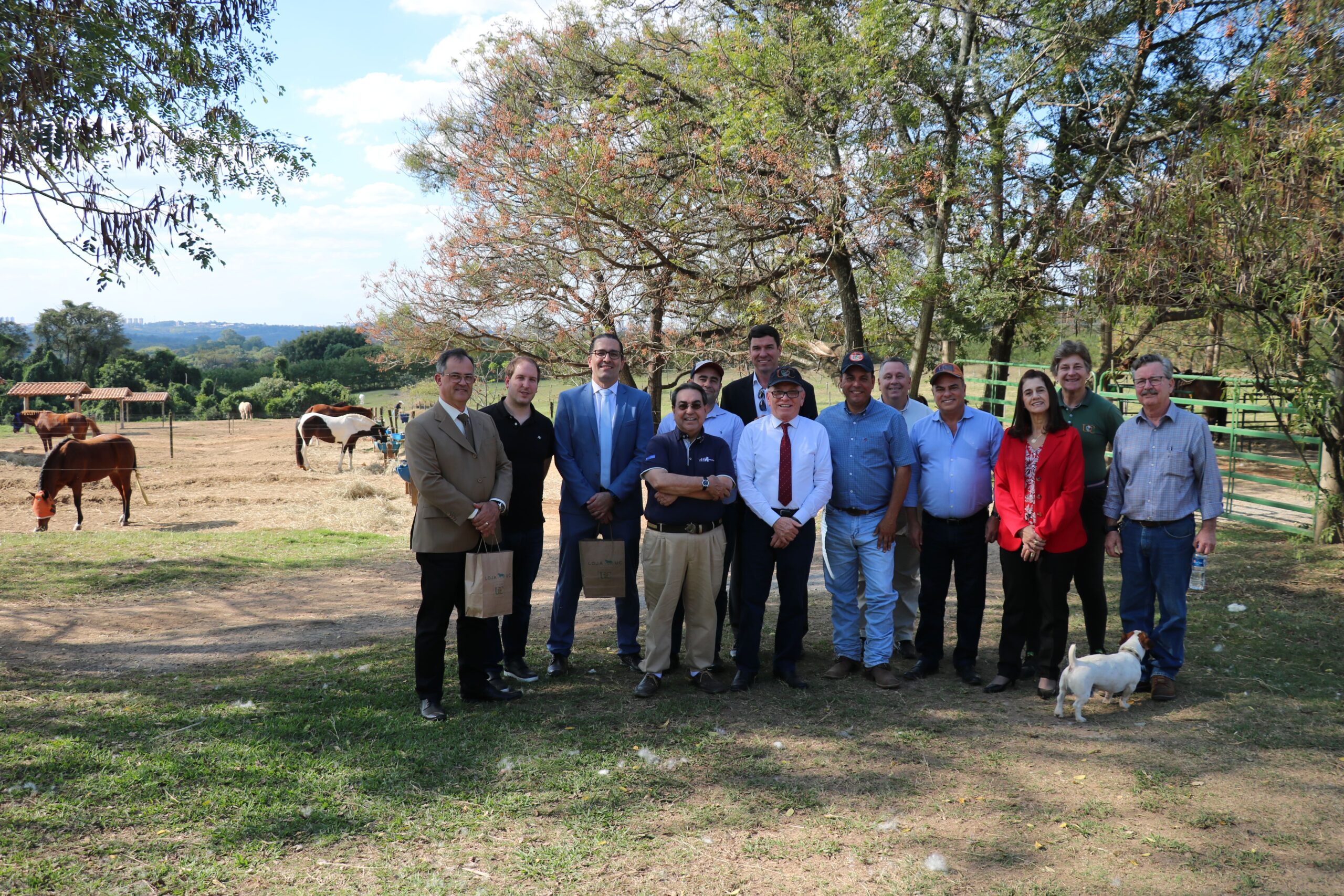 Na foto estão, da esquerda para a direita, o representante regional do CRMV-SP, Renato Murta; o presidente da Comissão Técnica de Políticas Públicas, Raphael Hamaoui; o conselheiro e presidente da Comissão de Gestão, Felipe Consentini; o professor e empresário da UC, Luis Marins; o ex-secretário de Meio Ambiente de Sorocaba, Antonio Prieto Neto; o representante regional de Campinas, Paulo Corte; o presidente do CRMV-SP, Odemilson Donizete Mossero; o diretor técnica da UC, Aluísio Marins; o integrante da Comissão Técnica de Saúde Pública Veterinária, Mario Ramos; o vice-presidente e presidente da Comissão de Educação, Fabio Manhoso; a tesoureira, Rosemary Viola Bosch; a presidente da Comissão de Equideocultura, Cláudia Sophia Leschonski; e o presidente da Comissão de Fiscalização, Otávio Diniz.