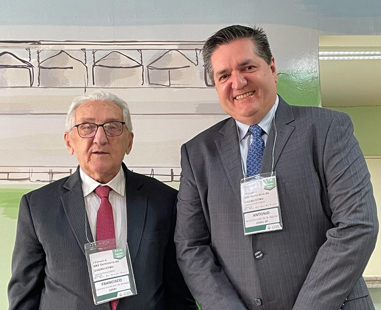 Imagem mostra o membro da Comissão de Educação do CRMV-SP ao lado do presidente do CFMV.