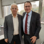 Posam para a foto o assessor de Gabinete para assuntos parlamentares do CRMV-SP, Olírio Salletti Lobo, e o deputado Rafa Zimbaldi, no gabinete do deputado na Assembleia Legislativa do Estado de São Paulo (Alesp).