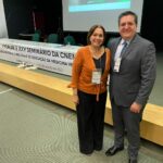 Na foto, o membro da Comissão de Educação do CRMV-SP, Antonio José de Araújo Aguiar, está ao lado da presidente eleita do CFMV e atual vice-presidente, Ana Elisa Fernandes de Souza Almeida.