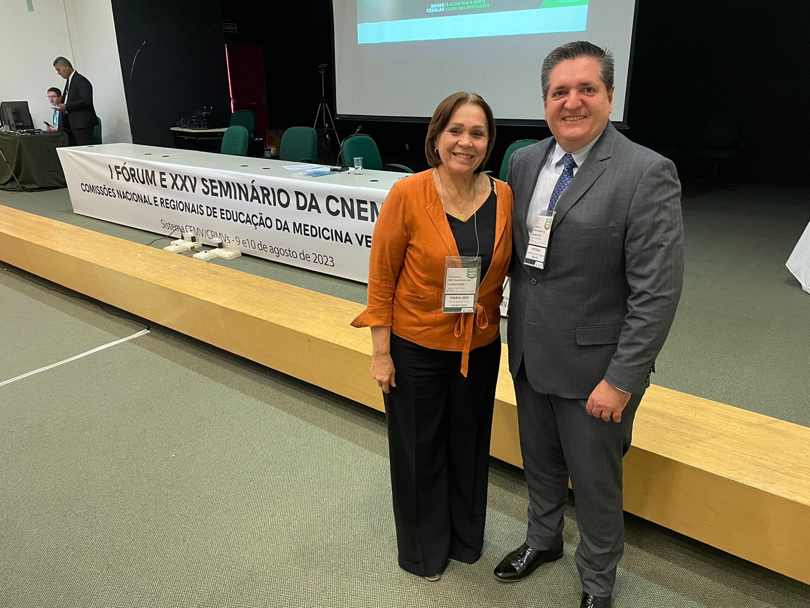 Na foto, o membro da Comissão de Educação do CRMV-SP, Antonio José de Araújo Aguiar, está ao lado da presidente eleita do CFMV e atual vice-presidente, Ana Elisa Fernandes de Souza Almeida.