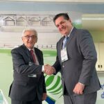 o presidente do CFMV e o membro da Comissão de Educação do CRMV-SP se cumprimentam com aperto de mão.