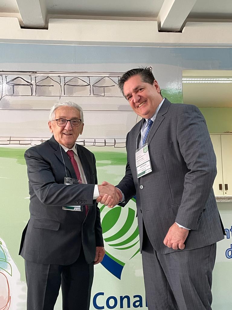 o presidente do CFMV e o membro da Comissão de Educação do CRMV-SP se cumprimentam com aperto de mão.