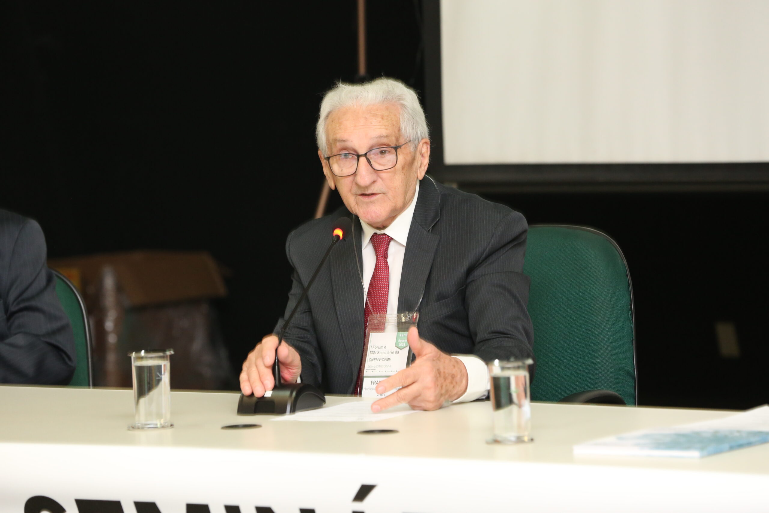 Na foto, o presidente do CFMV, Francisco Cavalcanti de Almeida, discursa no encontro.
