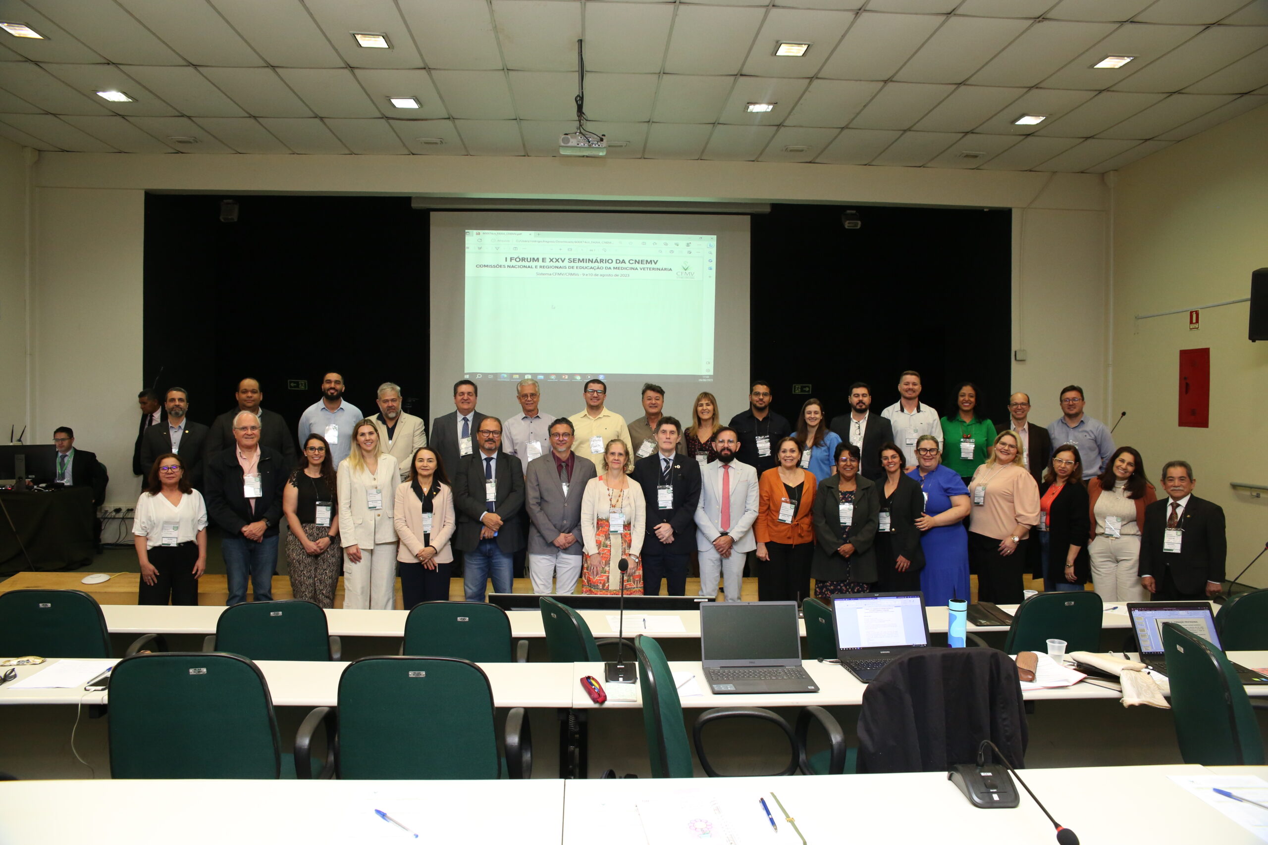 Representantes de diversos CRMVs estão posando para a foto.