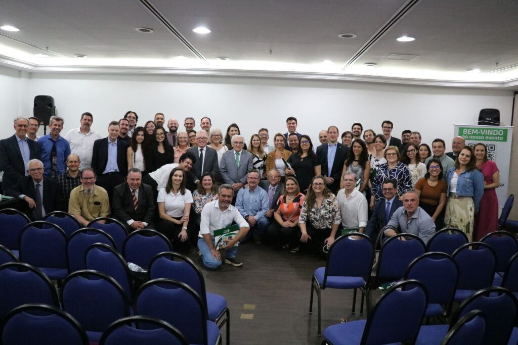 A imagem traz representantes do CRMV-SP e profissionais da região presentes ao evento. Eles posam para a foto todos juntos. Alguns estão de pé e outros agachados.