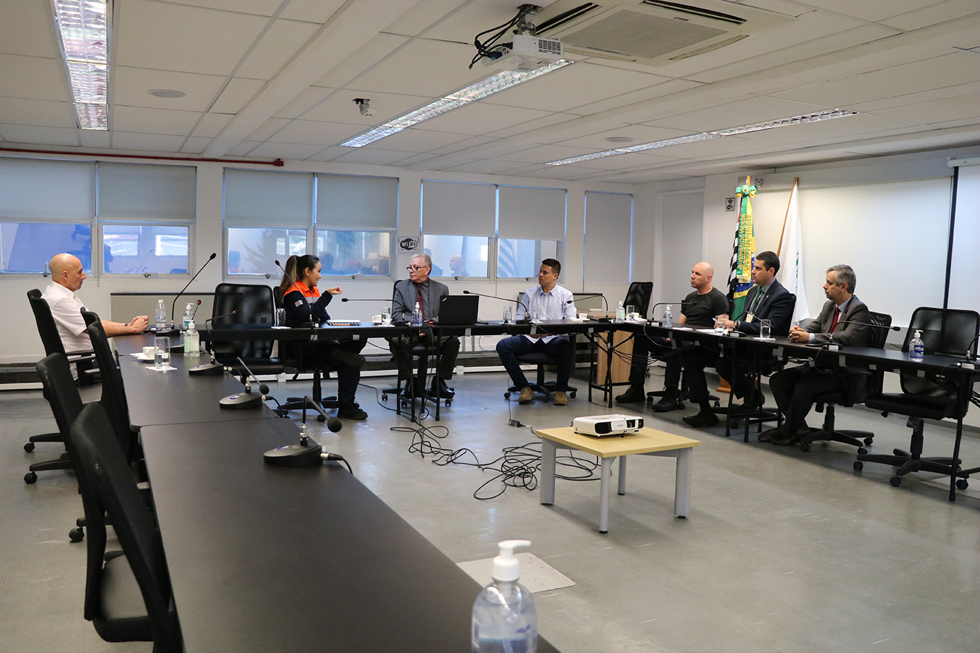 A Comissão de Resgate Técnico Animal e Medicina Veterinária de Desastres do CRMV-SP em reunião com a Defesa Civil do Estado de São Paulo, dando continuidade à parceria. Da esquerda para a direita, Claudio Zago Junior, membro da Comissão; Capitão da PM Lidiaria Kurachi Lenarduzzi, da Defesa Civil do estado de São Paulo; Odemilson Donizete Mossero, presidente do CRMV-SP; Leonardo Maggio de Castro e José Sergio de Arruda Gonçalves, respectivamente, presidente e membro da Comissão; Leonardo Burlini, diretor técnico; e Marcos Antonio Alves, coordenador jurídico do Regional.