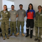 Da esquerda para a direita, os voluntários da equipe de resgate animal: Talita Nunes, João Vitor Marques, Gustavo Luchini e Ana Victória Borges, estudantes de Medicina Veterinária, e Marina Aquiste Bomfim, médica-veterinária.