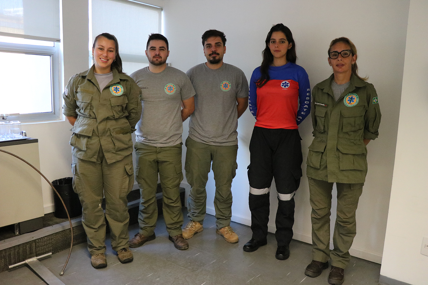 Da esquerda para a direita, os voluntários da equipe de resgate animal: Talita Nunes, João Vitor Marques, Gustavo Luchini e Ana Victória Borges, estudantes de Medicina Veterinária, e Marina Aquiste Bomfim, médica-veterinária.