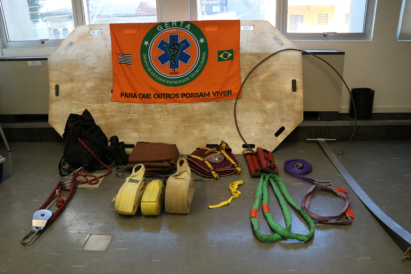 Equipamentos de resgate animal levados pelos membros da Comissão de Resgate Técnico Animal e Medicina Veterinária de Desastres do CRMV-SP e voluntários da equipe.