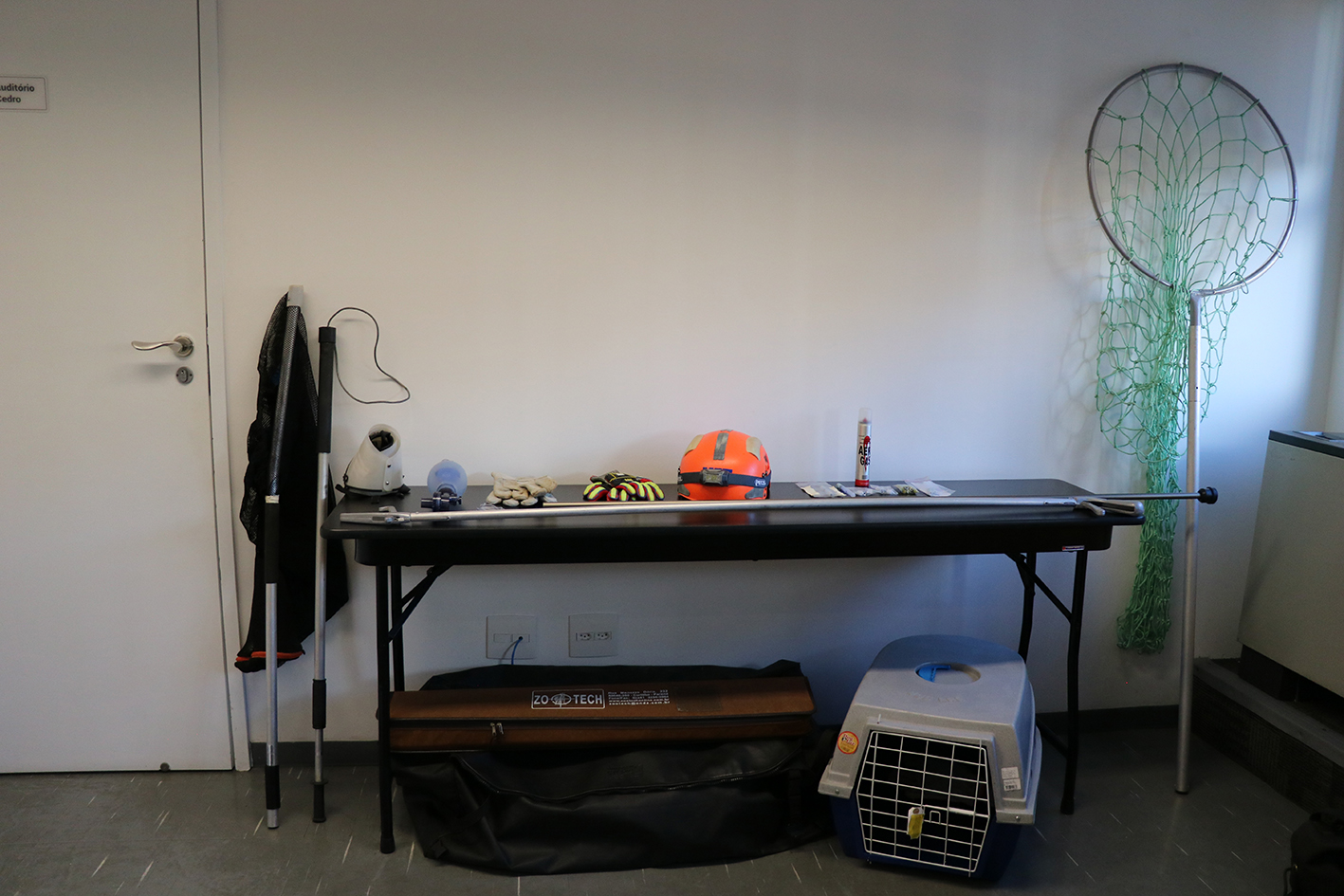 Equipamentos de resgate animal levados pelos membros da Comissão de Resgate Técnico Animal e Medicina Veterinária de Desastres do Regional foram demonstrados.