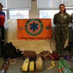 Membros do Grupo de Estudos em Resgate Técnico Animal (GERTA) junto aos equipamentos: Marina Aquiste Bomfim, médica-veterinária, e os estudantes de Medicina Veterinária, Ana Victória Borges, Talita Nunes e João Vitor Marques.