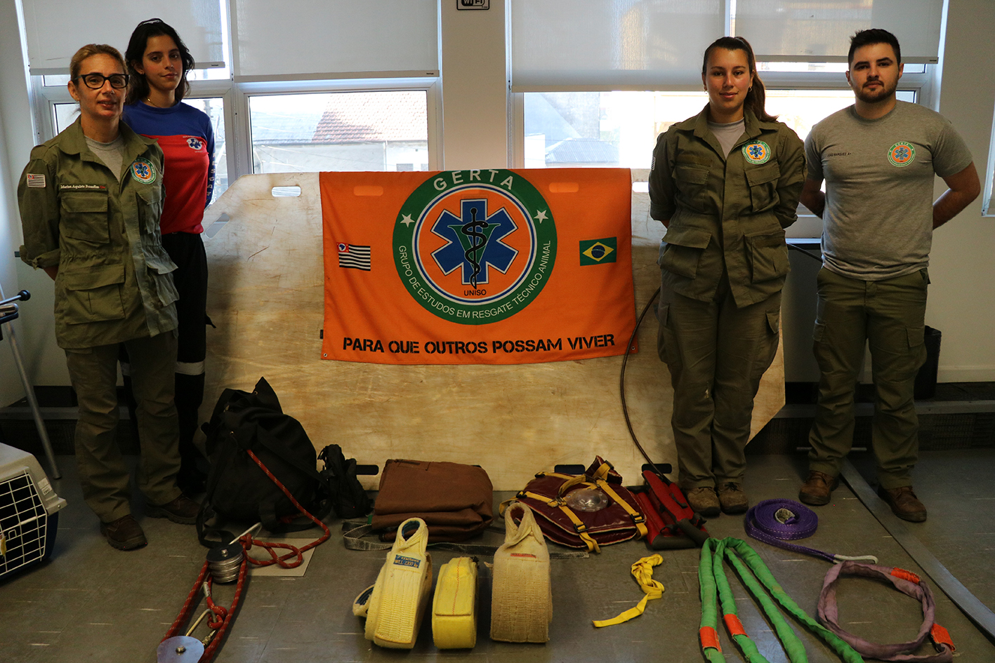 Membros do Grupo de Estudos em Resgate Técnico Animal (GERTA) junto aos equipamentos: Marina Aquiste Bomfim, médica-veterinária, e os estudantes de Medicina Veterinária, Ana Victória Borges, Talita Nunes e João Vitor Marques.