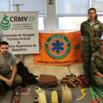 Voluntários da equipe de resgate animal junto a equipamentos utilizados nos salvamentos. Da esquerda para a direita: os estudantes de Medicina Veterinária Gustavo Luchini, João Vitor Marques, que também é bombeiro civil, Talita Nunes e Ana Victória Borges, e abaixo, Marina Aquiste Bomfim, médica-veterinária do Hospital Veterinário da Uniso.