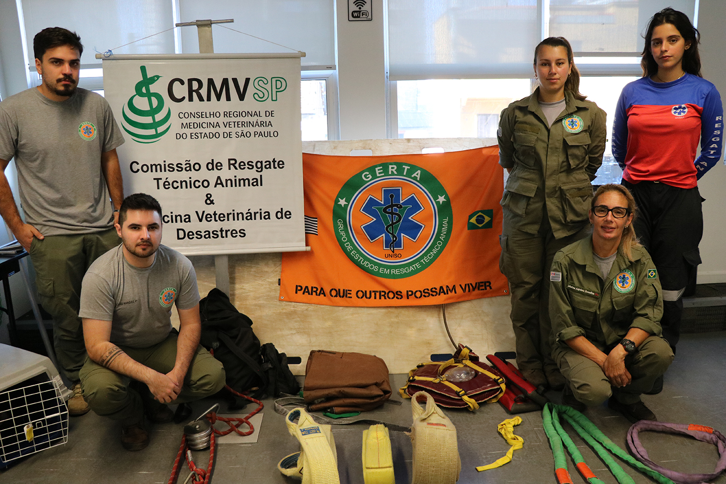 Voluntários da equipe de resgate animal junto a equipamentos utilizados nos salvamentos. Da esquerda para a direita: os estudantes de Medicina Veterinária Gustavo Luchini, João Vitor Marques, que também é bombeiro civil, Talita Nunes e Ana Victória Borges, e abaixo, Marina Aquiste Bomfim, médica-veterinária do Hospital Veterinário da Uniso.