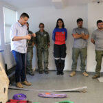 A imagem mostra o presidente da Comissão de Resgate Técnico Animal e Medicina Veterinária de Desastres do CRMV-SP, Leonardo Maggio de Castro, fazendo demonstração dos equipamentos utilizados.