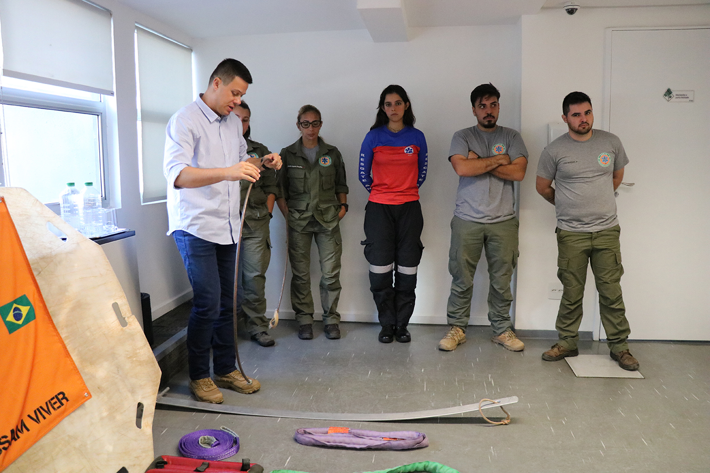 A imagem mostra o presidente da Comissão de Resgate Técnico Animal e Medicina Veterinária de Desastres do CRMV-SP, Leonardo Maggio de Castro, fazendo demonstração dos equipamentos utilizados.