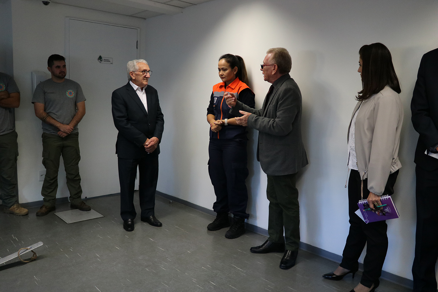 A imagem mostra o presidente do Conselho Federal de Medicina Veterinária (CFMV), Francisco Cavalcanti de Almeida; Capitão da PM Lidiaria Kurachi Lenarduzzi, da Defesa Civil do estado de São Paulo; o presidente e a tesoureira do CRMV-SP, Odemilson Donizete Mossero e Rosemary Viola Bosch.
