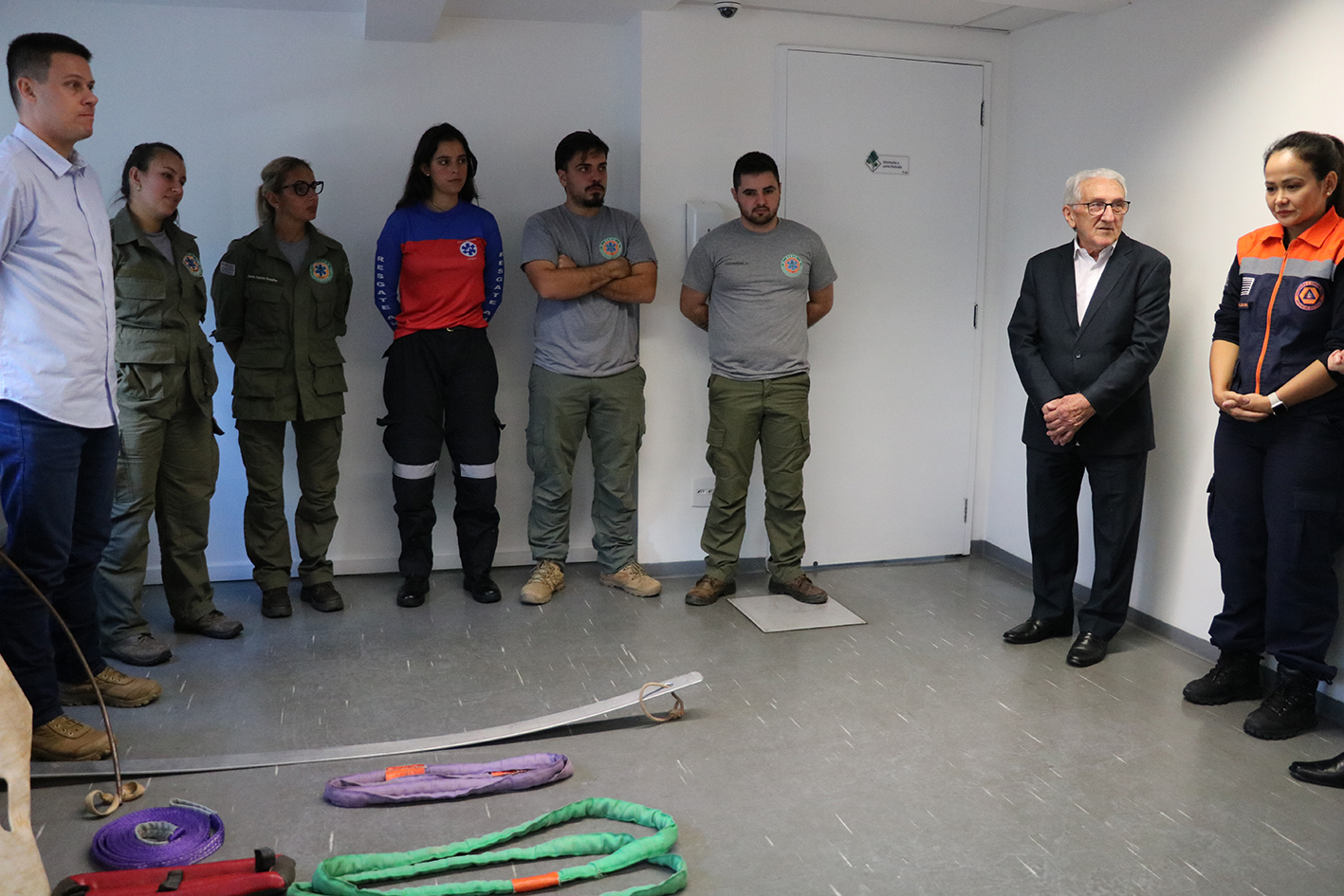 A imagem mostra a apresentação da presidência do CFMV, do CRMV-SP e dos Membros da Comissão de Resgate Técnico Animal e Medicina Veterinária de Desastres do Regional.