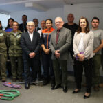 A Comissão de Resgate Técnico Animal e Medicina Veterinária de Desastres do Conselho Regional de Medicina Veterinária do Estado de São Paulo (CRMV-SP) recebeu a visita da Defesa Civil do estado de São Paulo, em continuidade a parceria firmada entre as instituições. O encontro contou com a presença também do presidente do Conselho Federal de Medicina Veterinária. Da esquerda para a direita: Leonardo Maggio de Castro, presidente da Comissão de Resgate Técnico Animal e Medicina Veterinária de Desastres do Conselho Regional de Medicina Veterinária do Estado de São Paulo; Talita Nunes e Ana Victória Borges, estudantes de Medicina Veterinária; Marina Aquiste Bomfim, médica-veterinária do Hospital Veterinário da Universidade de Sorocaba; Leonardo Burlini e Marcos Antonio Alves, respectivamente, diretor técnico e coordenador jurídico do CRMV-SP; Claudio Zago Junior, membro da Comissão, Capitão da PM Lidiaria Kurachi Lenarduzzi, da Defesa Civil do estado de São Paulo; José Sergio de Arruda Gonçalves, membro da Comissão; e Gustavo Luchini e João Vitor Marques, estudantes de Medicina Veterinária. À frente, o presidente do CFMV, Francisco Cavalcanti de Almeida; o presidente do Regional, Odemilson Donizete Mossero, e a tesoureira, Rosemary Viola Bosch.