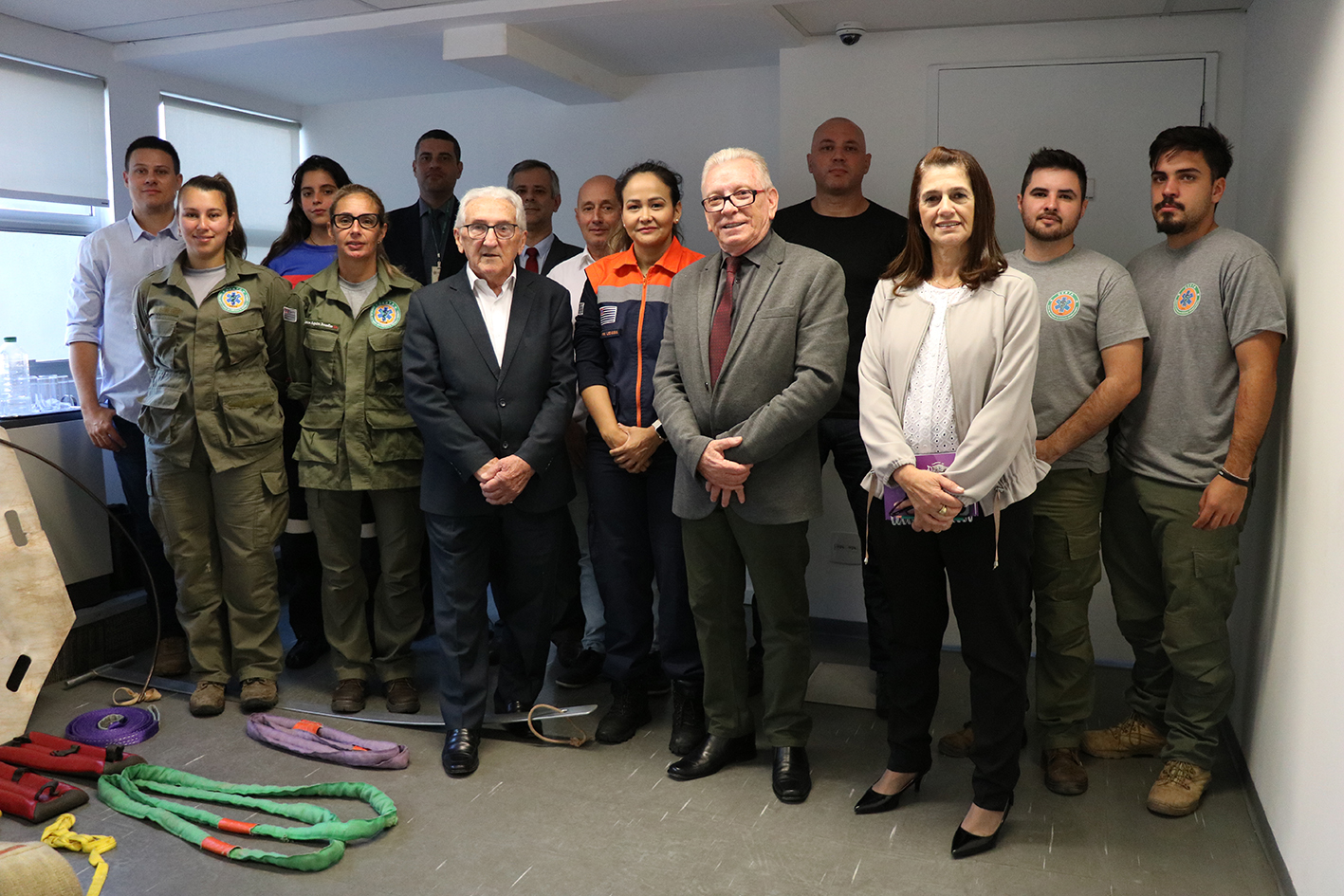 A Comissão de Resgate Técnico Animal e Medicina Veterinária de Desastres do Conselho Regional de Medicina Veterinária do Estado de São Paulo (CRMV-SP) recebeu a visita da Defesa Civil do estado de São Paulo, em continuidade a parceria firmada entre as instituições. O encontro contou com a presença também do presidente do Conselho Federal de Medicina Veterinária. Da esquerda para a direita: Leonardo Maggio de Castro, presidente da Comissão de Resgate Técnico Animal e Medicina Veterinária de Desastres do Conselho Regional de Medicina Veterinária do Estado de São Paulo; Talita Nunes e Ana Victória Borges, estudantes de Medicina Veterinária; Marina Aquiste Bomfim, médica-veterinária do Hospital Veterinário da Universidade de Sorocaba; Leonardo Burlini e Marcos Antonio Alves, respectivamente, diretor técnico e coordenador jurídico do CRMV-SP; Claudio Zago Junior, membro da Comissão, Capitão da PM Lidiaria Kurachi Lenarduzzi, da Defesa Civil do estado de São Paulo; José Sergio de Arruda Gonçalves, membro da Comissão; e Gustavo Luchini e João Vitor Marques, estudantes de Medicina Veterinária. À frente, o presidente do CFMV, Francisco Cavalcanti de Almeida; o presidente do Regional, Odemilson Donizete Mossero, e a tesoureira, Rosemary Viola Bosch.