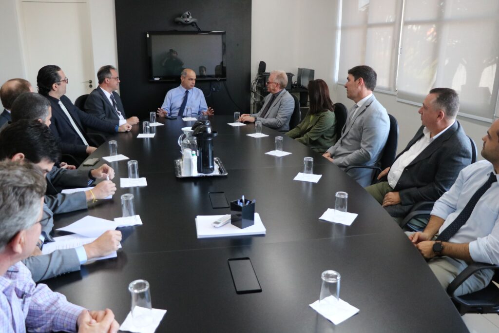 Na foto há membros do Deinter 7 e do CRMV-SP sentados à mesa, em reunião.