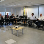 Da esquerda para a direita: o deputado federal Arnaldo Jardim; o presidente do CRMV-SP, Odemilson Donizete Mossero; o diretor-presidente da APA, Érico Pozzer; o secretário-geral do Regional e presidente da Comissão de Agronegócio, Fernando Gomes Buchala; os membros da Comissão, Klaus Saldanha Hellwig e Antônio Ianni; e o assessor de Gabinete para assuntos parlamentares, Olírio Salletti Lobo.