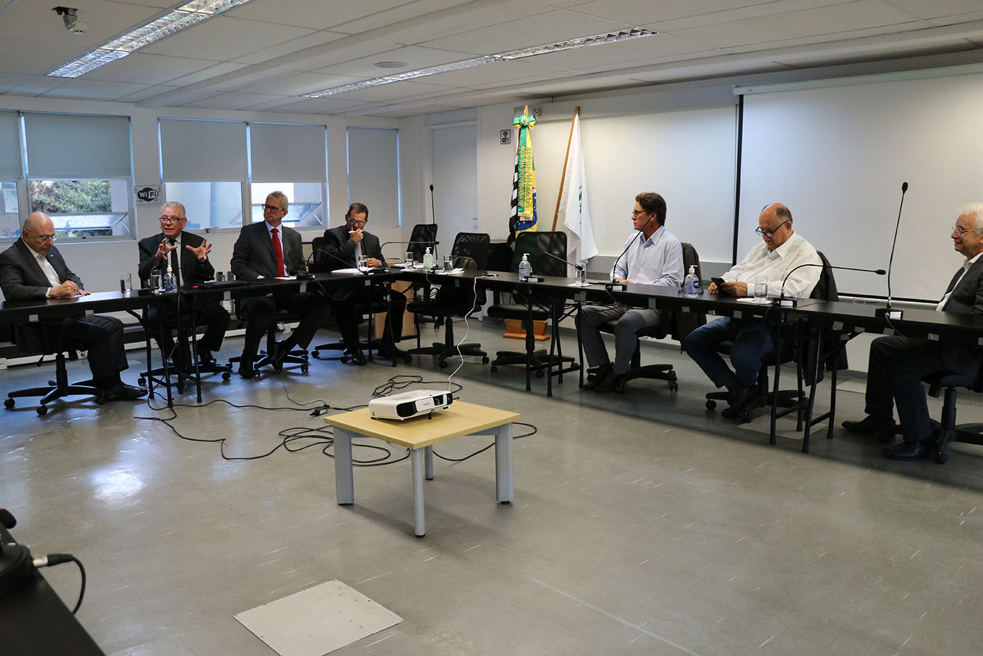 Da esquerda para a direita: o deputado federal Arnaldo Jardim; o presidente do CRMV-SP, Odemilson Donizete Mossero; o diretor-presidente da APA, Érico Pozzer; o secretário-geral do Regional e presidente da Comissão de Agronegócio, Fernando Gomes Buchala; os membros da Comissão, Klaus Saldanha Hellwig e Antônio Ianni; e o assessor de Gabinete para assuntos parlamentares, Olírio Salletti Lobo.