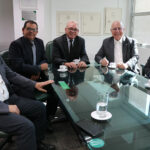 O diretor-presidente da APA, Érico Pozzer, e o deputado federal Arnaldo Jardim, durante visita ao CRMV-SP, junto ao presidente e ao secretário-geral do CRMV-SP, Odemilson Donizete Mossero e Fernando Gomes Buchala, e o assessor de Gabinete para assuntos parlamentares, Olírio Salletti Lobo.