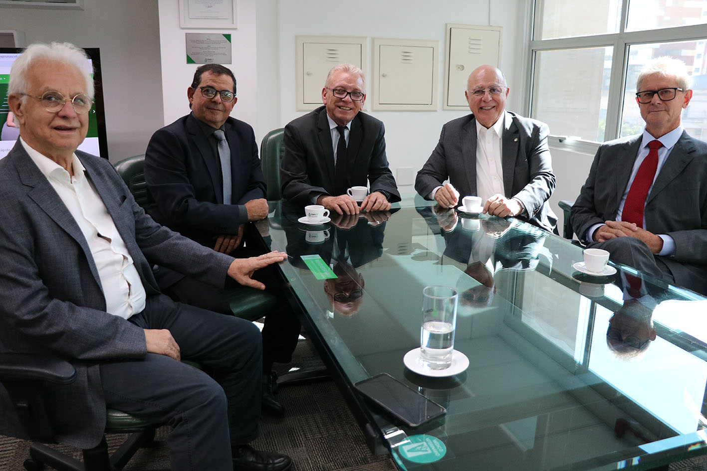 O diretor-presidente da APA, Érico Pozzer, e o deputado federal Arnaldo Jardim, durante visita ao CRMV-SP, junto ao presidente e ao secretário-geral do CRMV-SP, Odemilson Donizete Mossero e Fernando Gomes Buchala, e o assessor de Gabinete para assuntos parlamentares, Olírio Salletti Lobo.