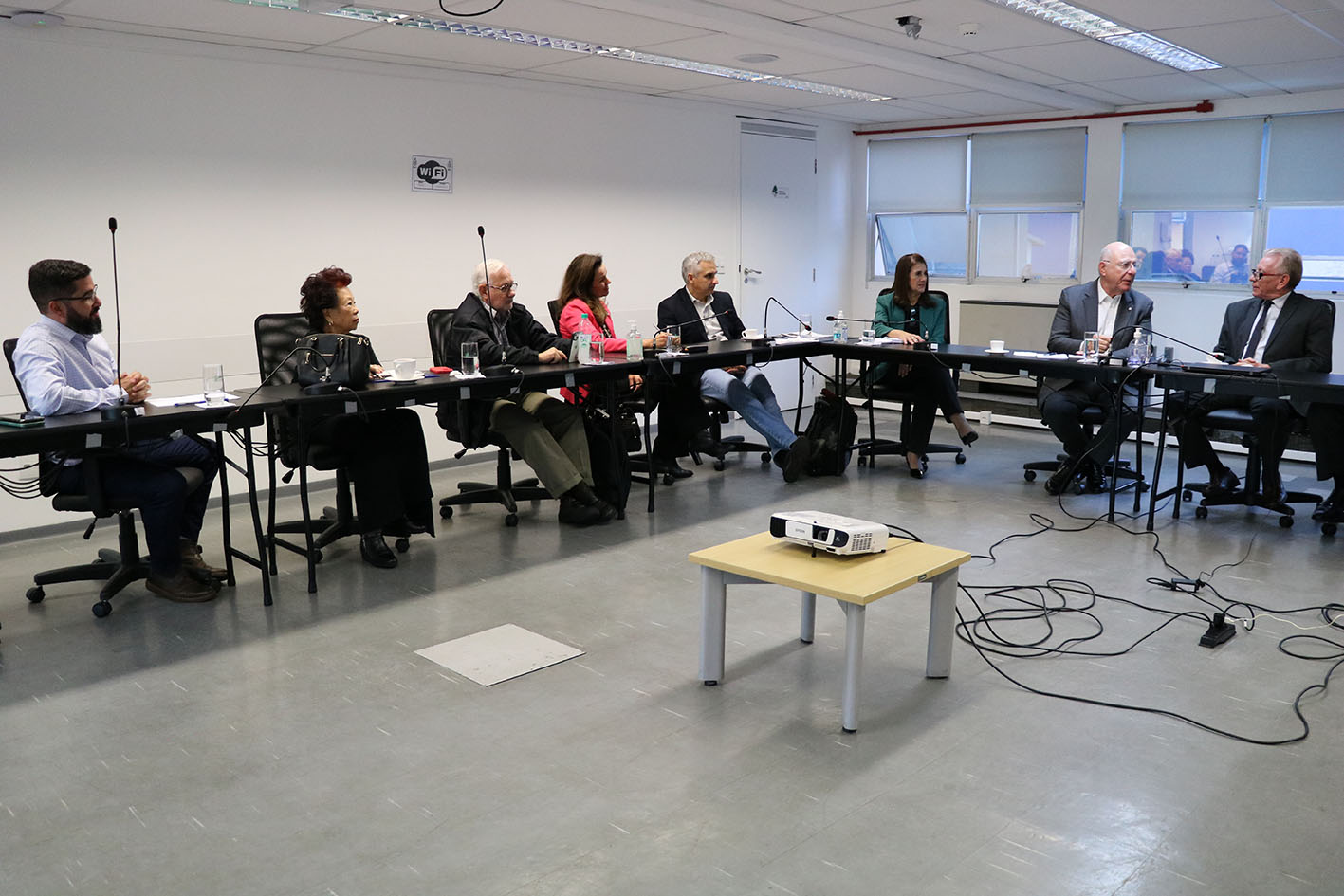 Da esquerda para a direita: os membros da Comissão de Agronegócio, Julio Simões Marcondes, Masaio Mizuno Ishizuka, José Roberto Bottura, Andrea Figueiredo Procopio de Moura, Saulo da Luz e Silva; a tesoureira Rosemary Viola Bosch; o deputado federal Arnaldo Jardim e o presidente do CRMV-SP, Odemilson Donizete Mossero.