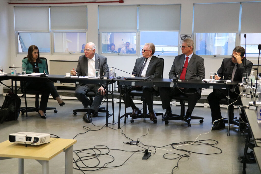 O deputado federal Arnaldo Jardim e o diretor-presidente da Associação Paulista de Avicultura (APA), Érico Pozzer, fizeram visita ao Conselho Regional de Medicina Veterinária do Estado de São Paulo (CRMV-SP). Da esquerda para a direita: Rosemary Viola Bosch, tesoureira do Conselho; Arnaldo Jardim, deputado federal; Odemilson Donizete Mossero, presidente do Regional; Érico Antonio Pozzer, diretor-presidente da APA; e Fernando Gomes Buchala, secretário-geral do CRMV-SP e presidente da Comissão de Agronegócio.