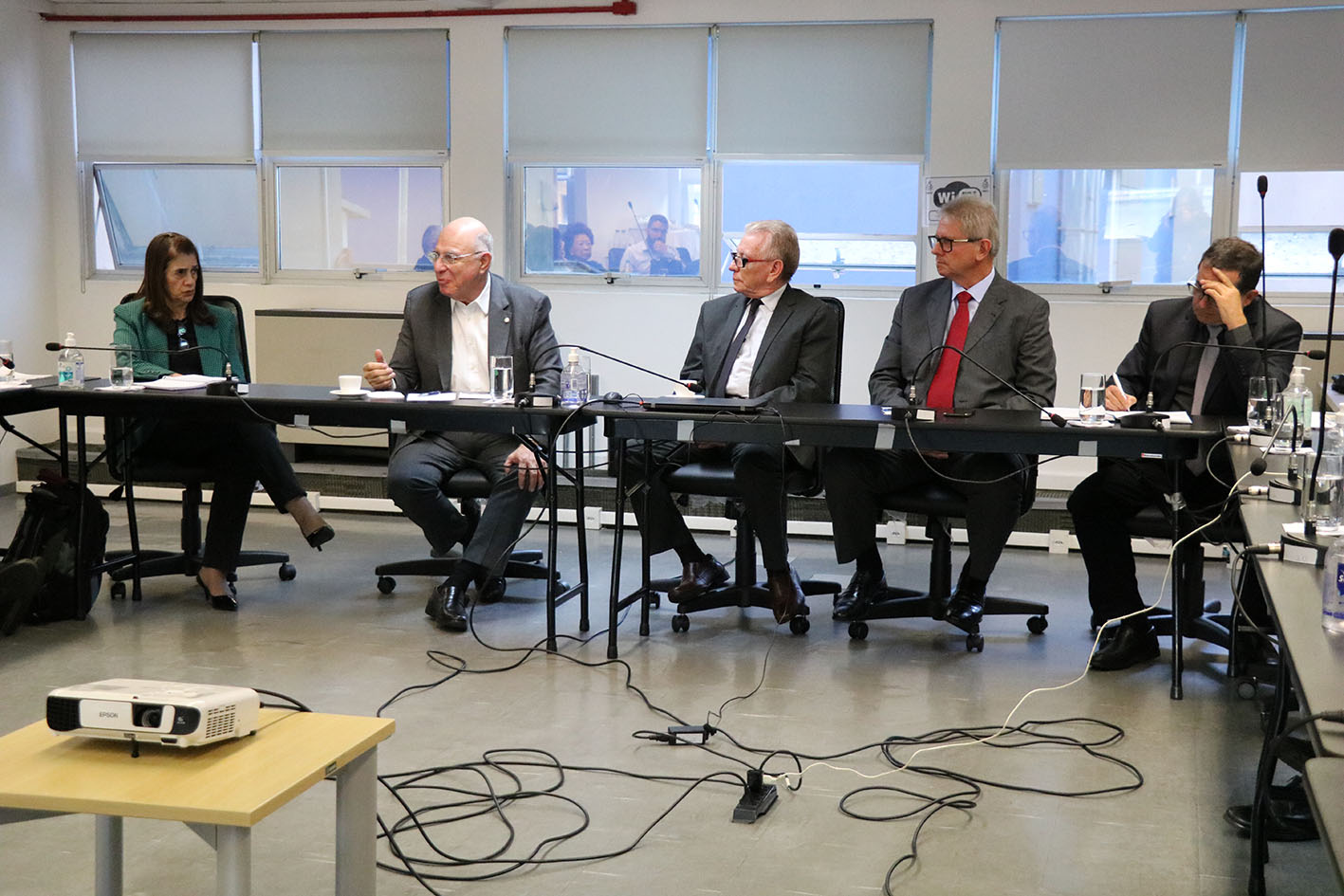 O deputado federal Arnaldo Jardim e o diretor-presidente da Associação Paulista de Avicultura (APA), Érico Pozzer, fizeram visita ao Conselho Regional de Medicina Veterinária do Estado de São Paulo (CRMV-SP). Da esquerda para a direita: Rosemary Viola Bosch, tesoureira do Conselho; Arnaldo Jardim, deputado federal; Odemilson Donizete Mossero, presidente do Regional; Érico Antonio Pozzer, diretor-presidente da APA; e Fernando Gomes Buchala, secretário-geral do CRMV-SP e presidente da Comissão de Agronegócio.