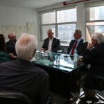 Estão conversando e debatendo assuntos de interesse da Medicina Veterinária e da Zootecnia o presidente, o secretário-geral e a tesoureira do CRMV-SP, junto ao deputado e ao presidente da APA.