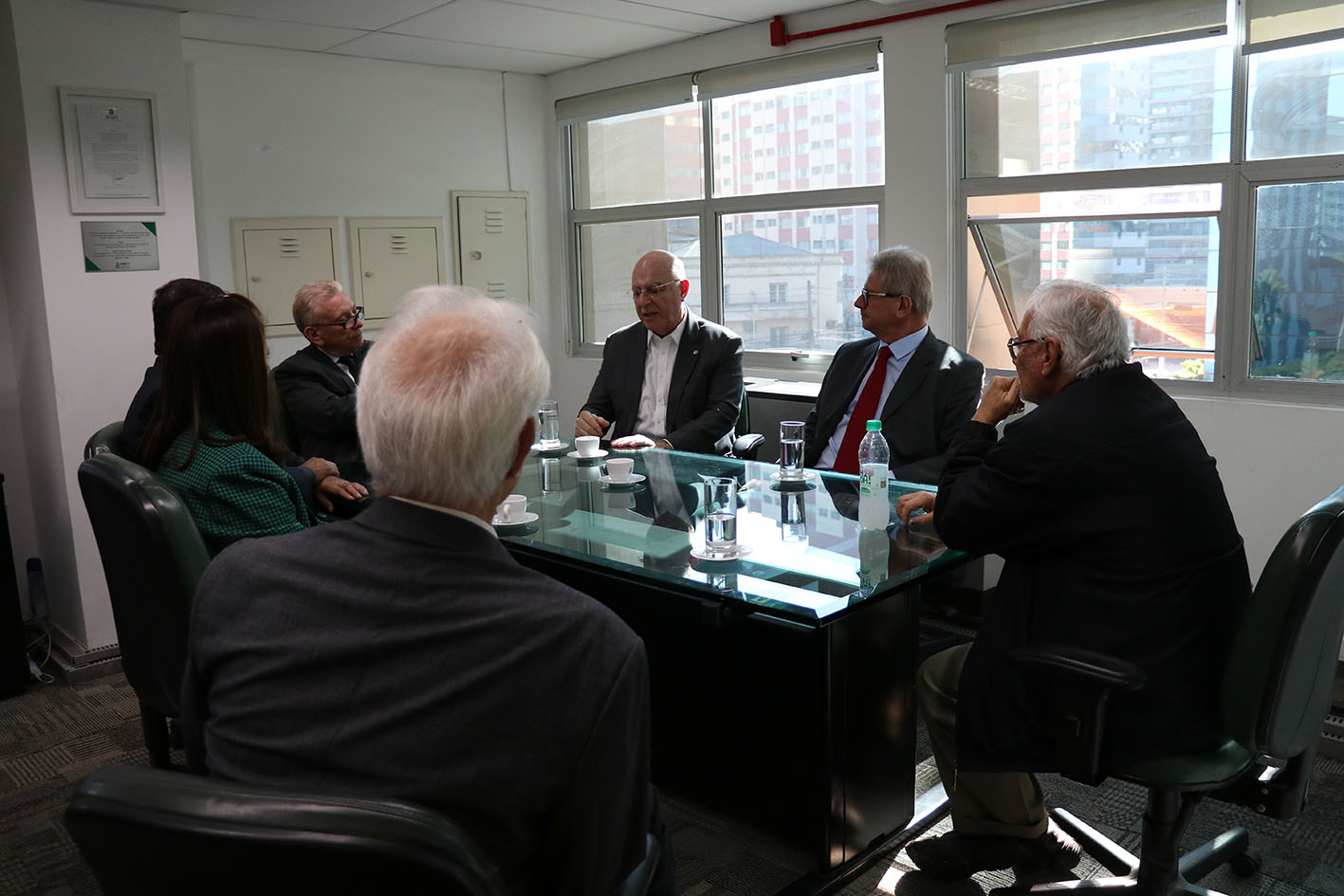 Estão conversando e debatendo assuntos de interesse da Medicina Veterinária e da Zootecnia o presidente, o secretário-geral e a tesoureira do CRMV-SP, junto ao deputado e ao presidente da APA.