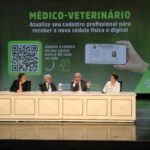 Imagem mostra a composição da mesa de abertura do curso de capacitação com integrantes do Concea, do CFMV e do CRMV-SP. O presidente do Regional está com a palavra e fala ao microfone.