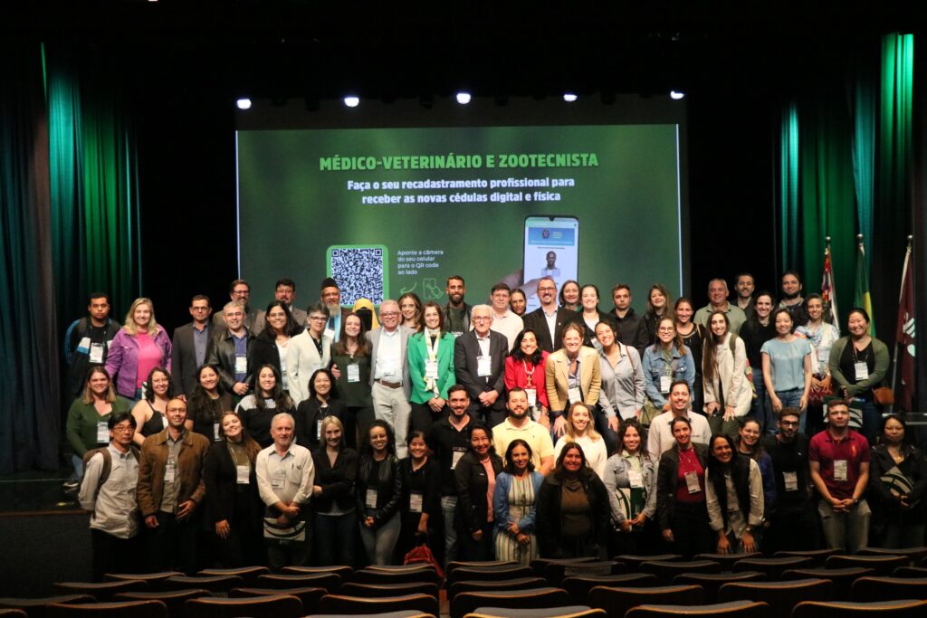 Imagem mostra os palestrantes e participantes do evento reunidos em foto ao final do evento.