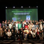 Imagem mostra os palestrantes e participantes do evento reunidos em foto ao final do evento.