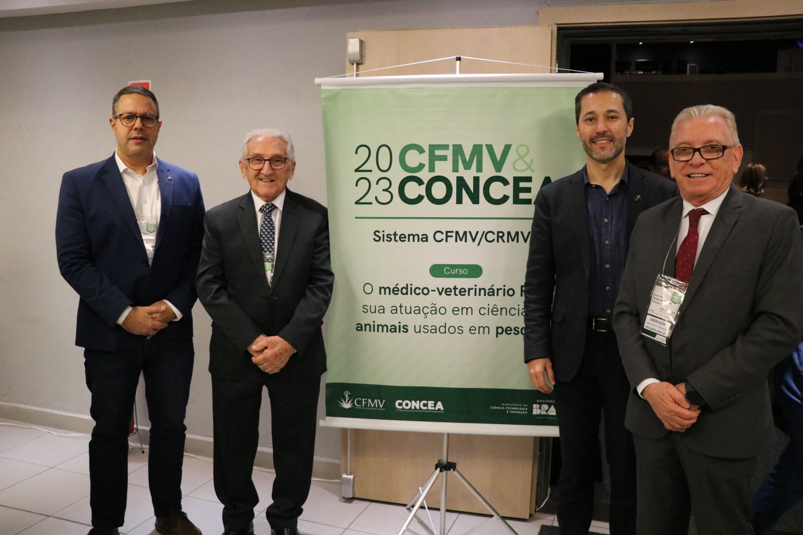 Na imagem aparece quatro homens ao lado do banner do evento do Concea e do CFMV. São os presidentes dos regionais presentes e o presidente do CFMV.