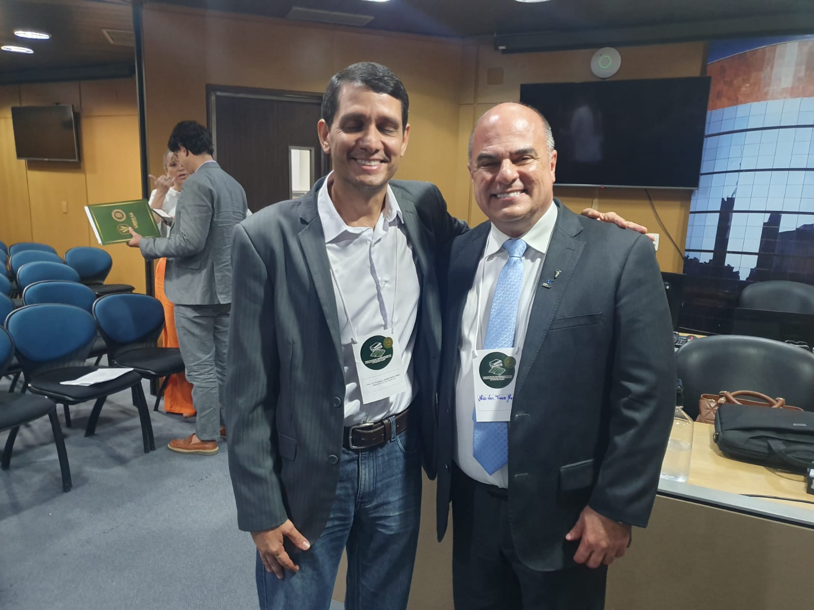 Na foto, o presidente da Comissão de Educação do CRMV-SP, Fábio Manhoso, está ao lado do presidente do CRMV-CE, Francisco Atualpa Soares Júnior.