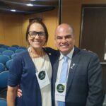 Na foto, da esquerda para a direita, Veronica Campello, membro da Comissão de Educação do CRMV-CE, está ao lado do presidente da Comissão de Educação do CRMV-SP, Fábio Manhoso.