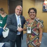 Na foto, a presidente da Comissão de Educação do CRMV- CE, Maria do Socorro Vieira dos Santos, está ao lado do presidente da Comissão de Educação do CRMV-SP, Fábio Manhoso.