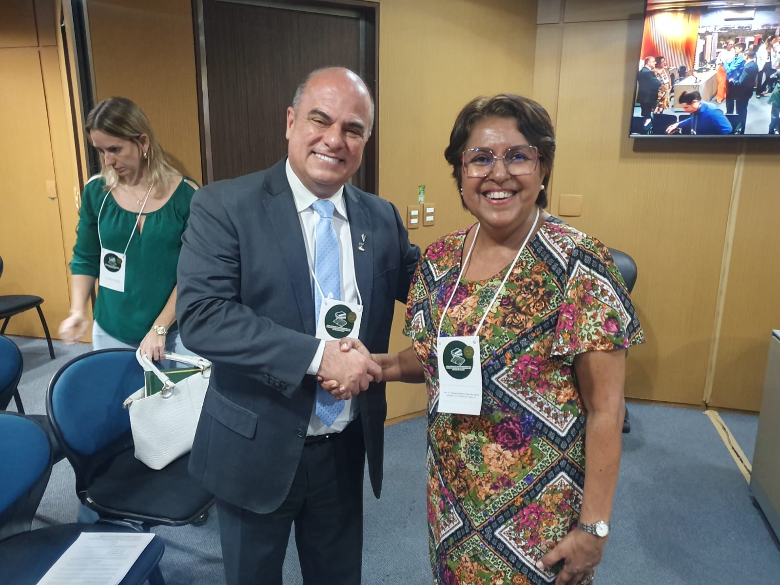 Na foto, a presidente da Comissão de Educação do CRMV- CE, Maria do Socorro Vieira dos Santos, está ao lado do presidente da Comissão de Educação do CRMV-SP, Fábio Manhoso.